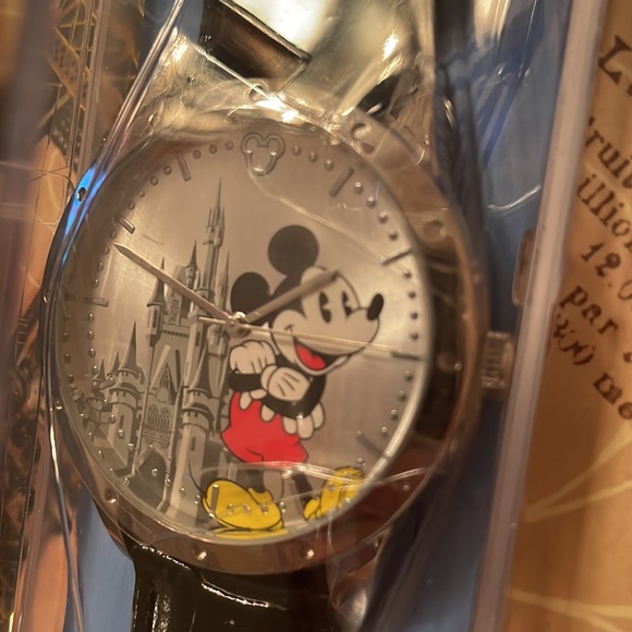 Men,s Limited Addition Micky Mouse Watch - Picture 4 of 6